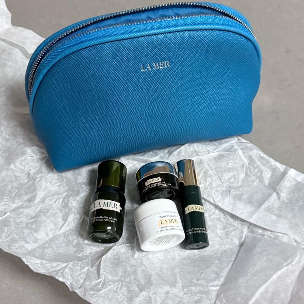 Brand NEW | La Mer Skincare Set with Blue Cosmetic Bag